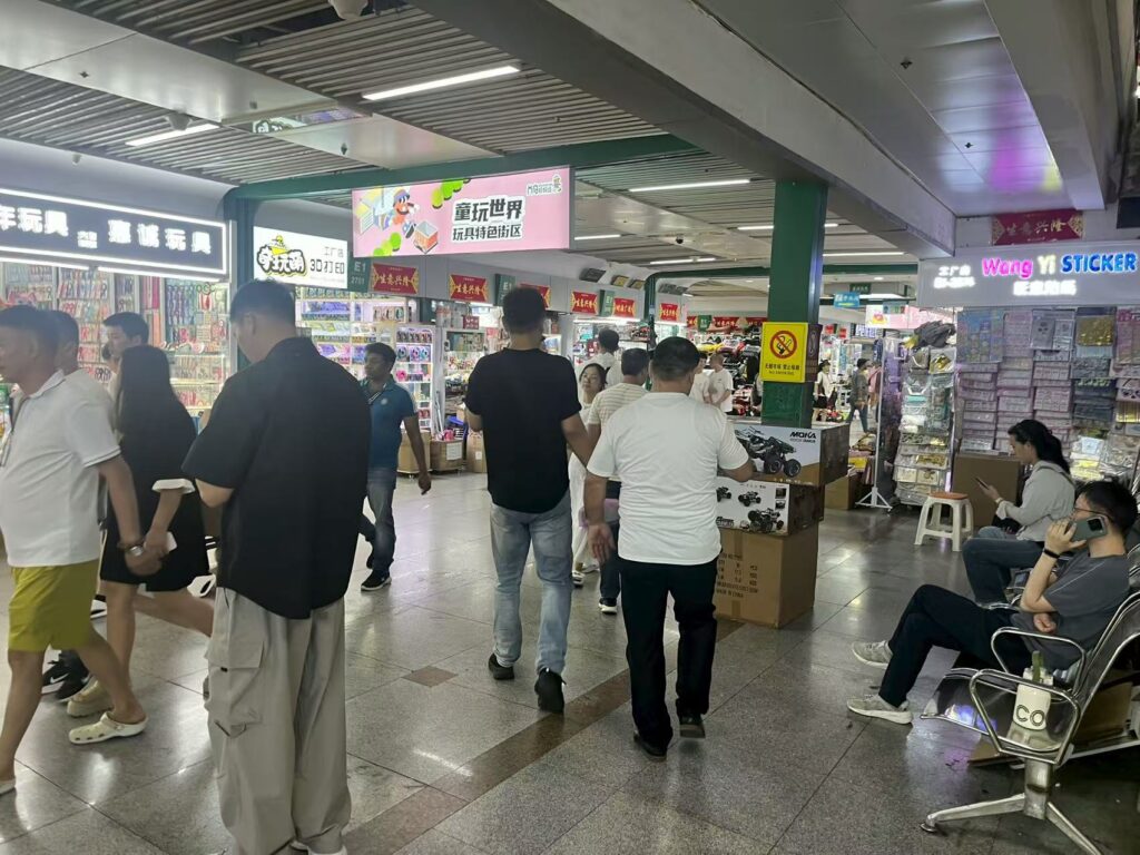 agente de compra en China buscando proveedores en el mercado de yiwu
